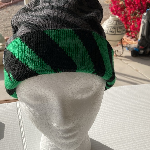 Flow Snowboarding Beanie Toque Hat Reversible Green & Black and Gray & Black - Picture 5 of 8